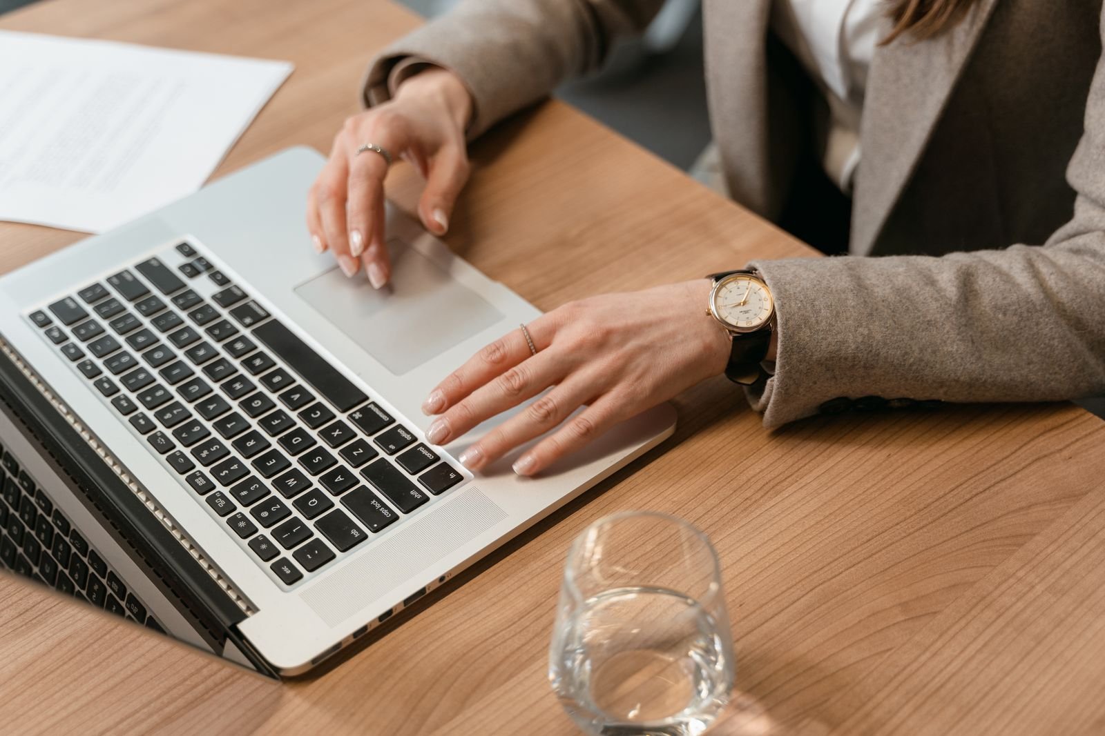 Using AI help for writing and study at a desk